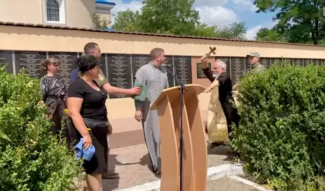 Facebook viral: Inesperada pelea entre sacerdotes de la iglesia ucraniana y  rusa durante el funeral de un soldado | Rusia | Ucrania | LOL La República